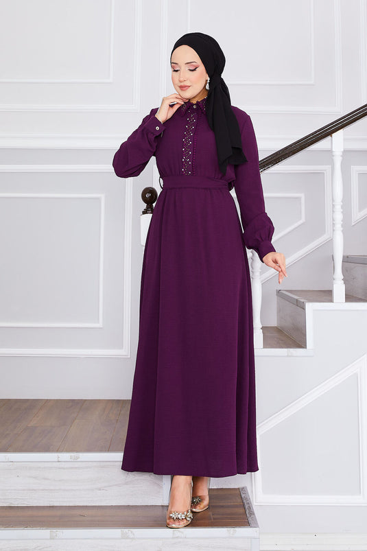 Hijab-Kleid mit plissierter Taille und Steindetails in Pflaume