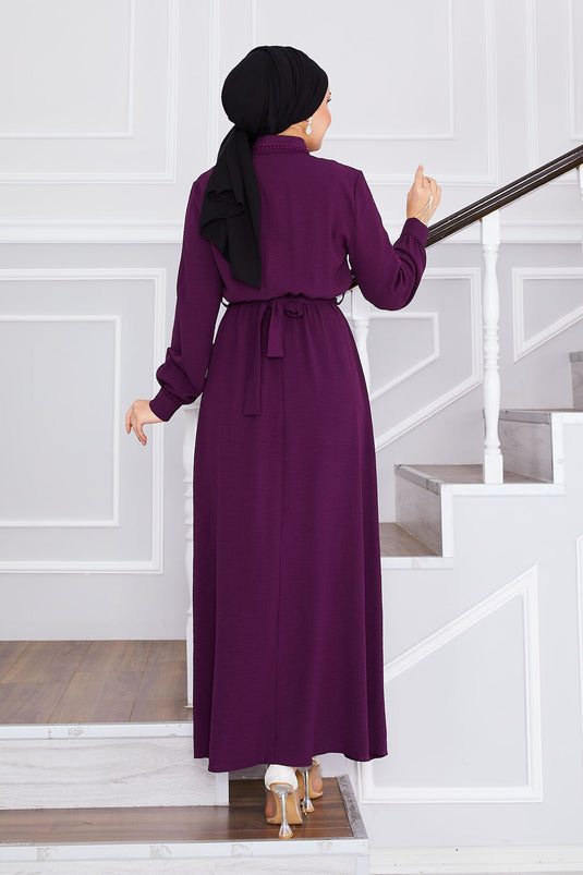 Hijab-Kleid mit plissierter Taille und Steindetails in Pflaume