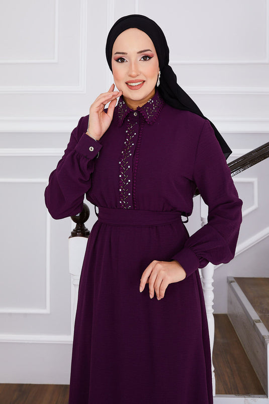 Hijab-Kleid mit plissierter Taille und Steindetails in Pflaume