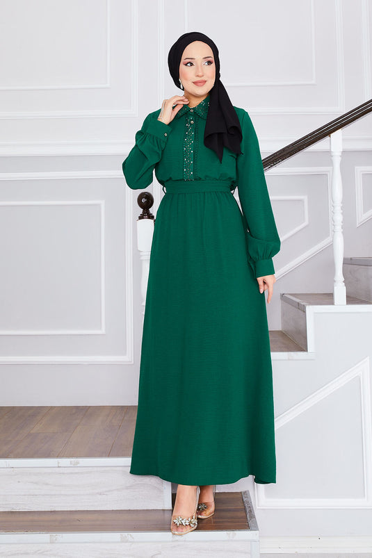 Robe hijab plissée à la taille avec détails en pierre émeraude