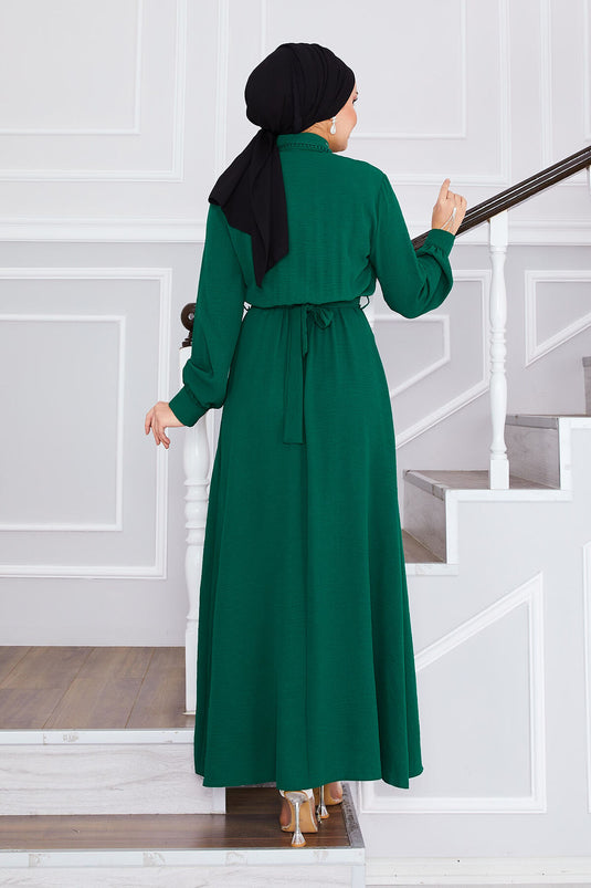 Vestido hijab plisado con cintura con detalles de piedras color esmeralda