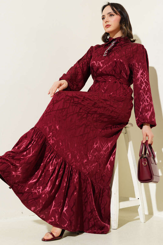 Robe bordeaux à détails en pierre