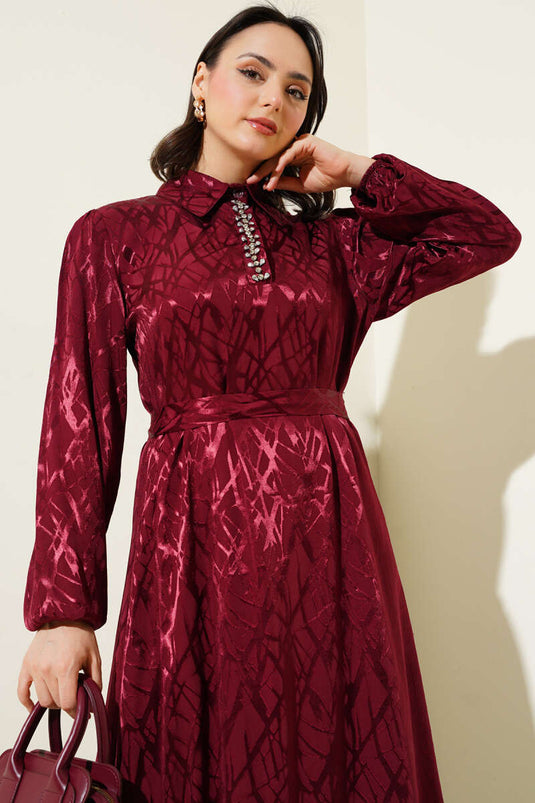 Robe bordeaux à détails en pierre