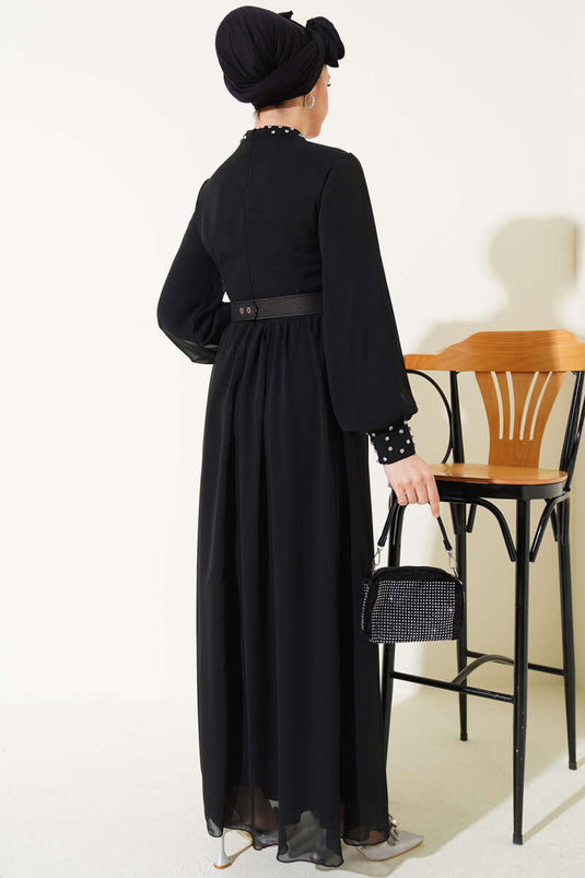 فستان شيفون بحزام وتفاصيل حجرية باللون الأسود