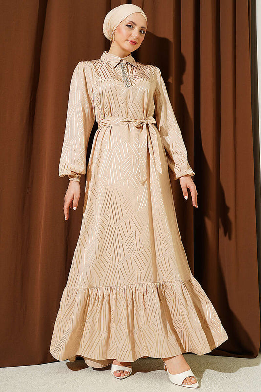 Robe jacquard beige ceinturée avec détails en pierre