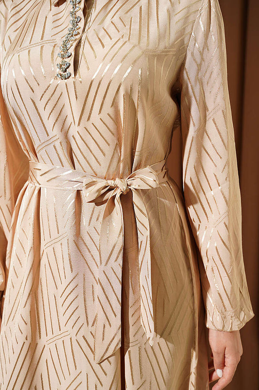 Robe jacquard beige ceinturée avec détails en pierre