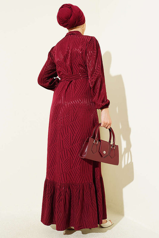 Robe jacquard bordeaux ceinturée avec détails en pierre