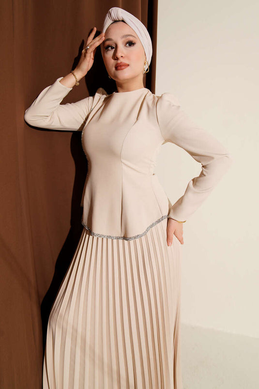 Ensemble deux pièces beige à jupe plissée et détails en pierre