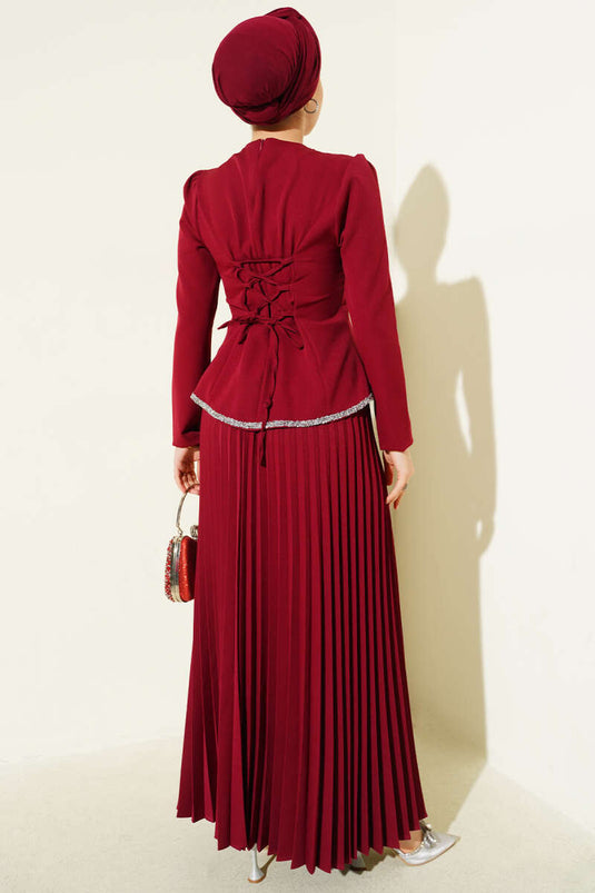 Ensemble deux pièces bordeaux à jupe plissée et détails en pierre