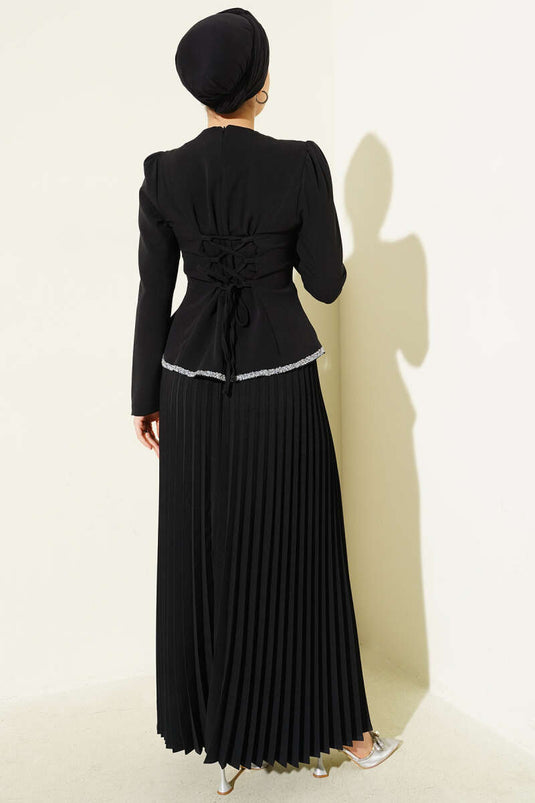Ensemble deux pièces noir à jupe plissée ornée de pierres