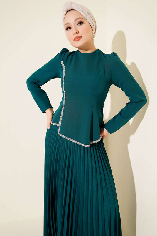 Ensemble deux pièces vert émeraude à jupe plissée et détails en pierre
