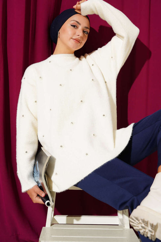 كنزة صوفية بلحية مزينة بتفاصيل حجرية، لون بيج فاتح