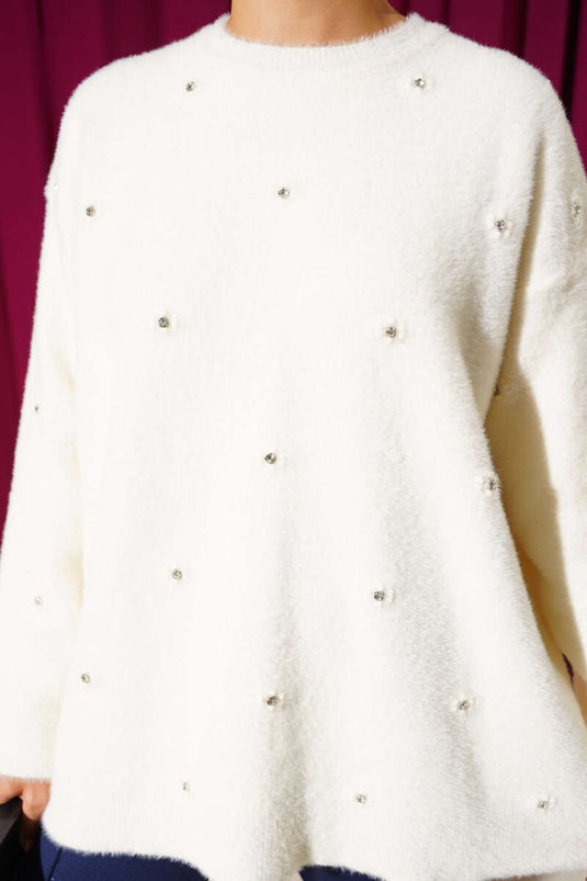 كنزة صوفية بلحية مزينة بتفاصيل حجرية، لون بيج فاتح