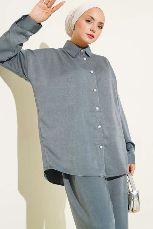 بدلة رمادية مكونة من قطعتين بتفاصيل أزرار حجرية