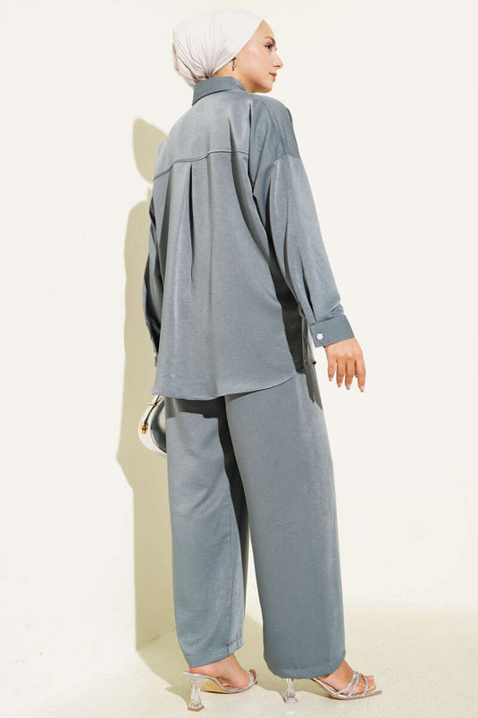 بدلة رمادية مكونة من قطعتين بتفاصيل أزرار حجرية