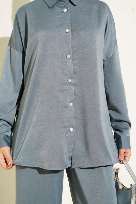 بدلة رمادية مكونة من قطعتين بتفاصيل أزرار حجرية