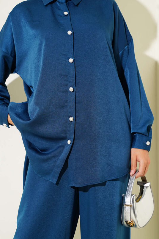 طقم من قطعتين مزين بأزرار حجرية باللون النيلي