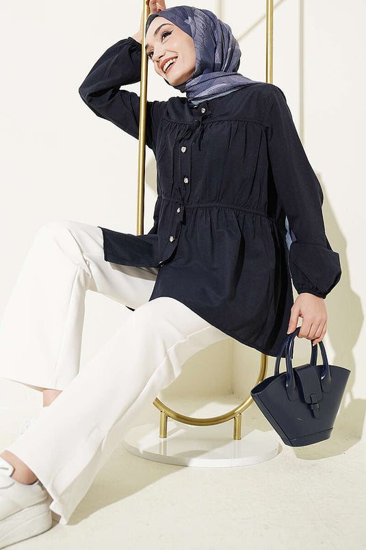Camicia arricciata con bottoni in pietra blu scuro