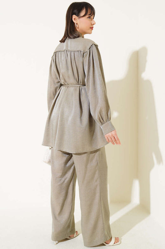 بدلة مكونة من قطعتين مطوية وأزرار حجرية باللون الكاكي