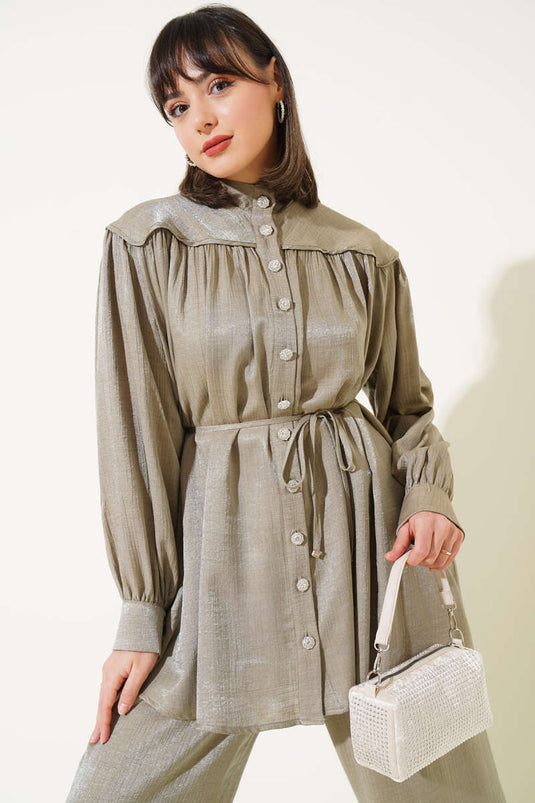 بدلة مكونة من قطعتين مطوية وأزرار حجرية باللون الكاكي
