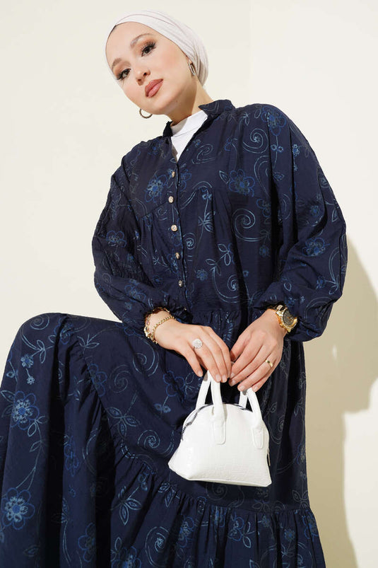 فستان أزرق داكن بنقشة زهور وأزرار حجرية