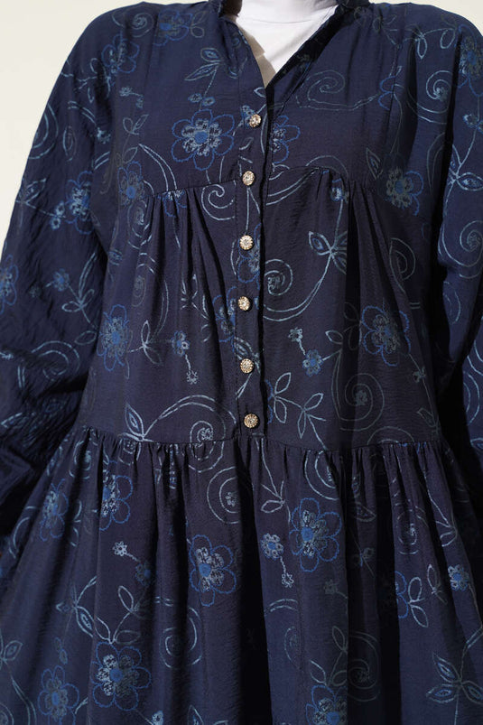 فستان أزرق داكن بنقشة زهور وأزرار حجرية