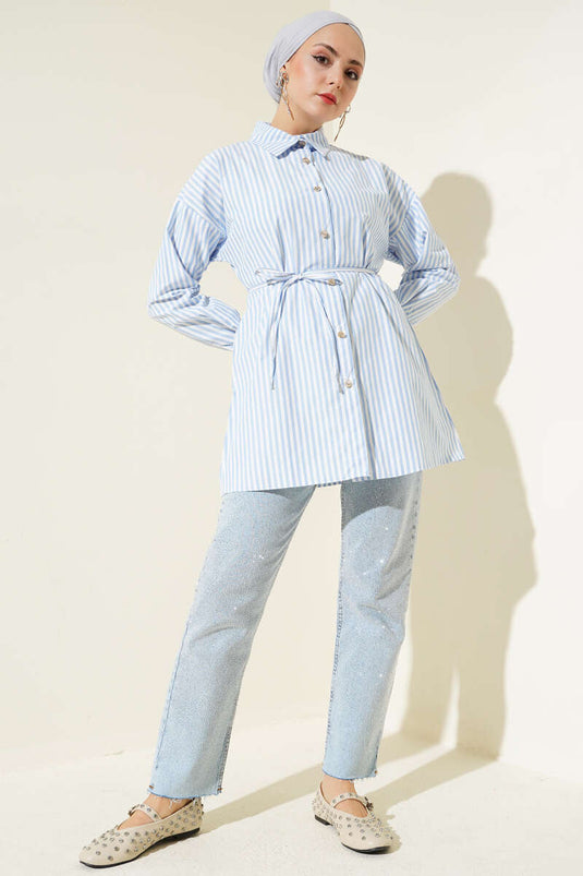 قميص مخطط بأزرار حجرية وحزام حبلي أزرق ثلجي