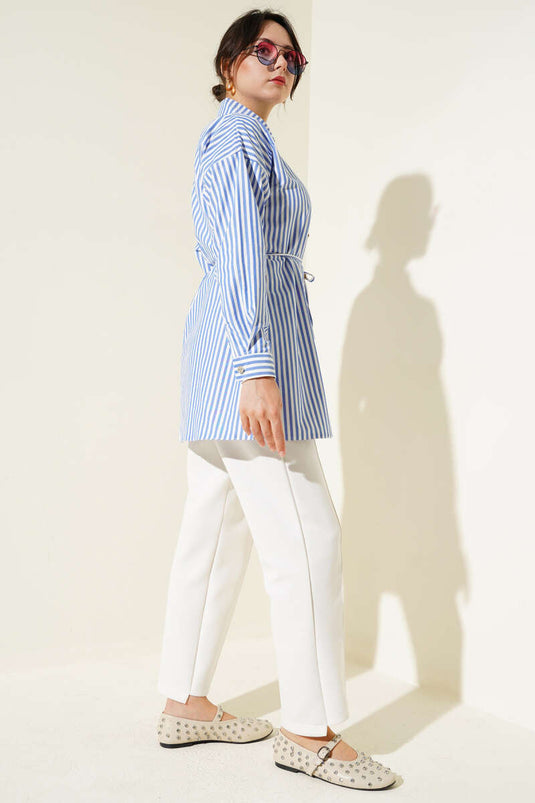 قميص أزرق مخطط بأزرار حجرية وحزام حبلي