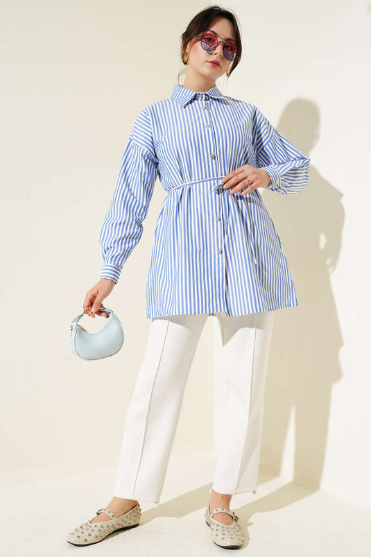 قميص أزرق مخطط بأزرار حجرية وحزام حبلي