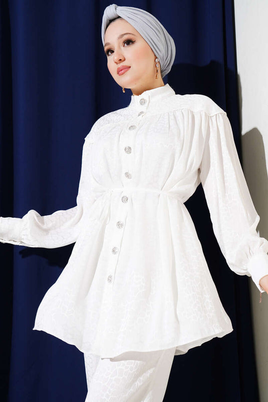 بدلة مكونة من قطعتين من الجاكار بأزرار حجرية، لون بيج فاتح