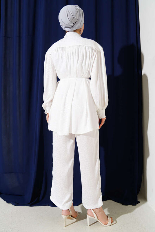 بدلة مكونة من قطعتين من الجاكار بأزرار حجرية، لون بيج فاتح