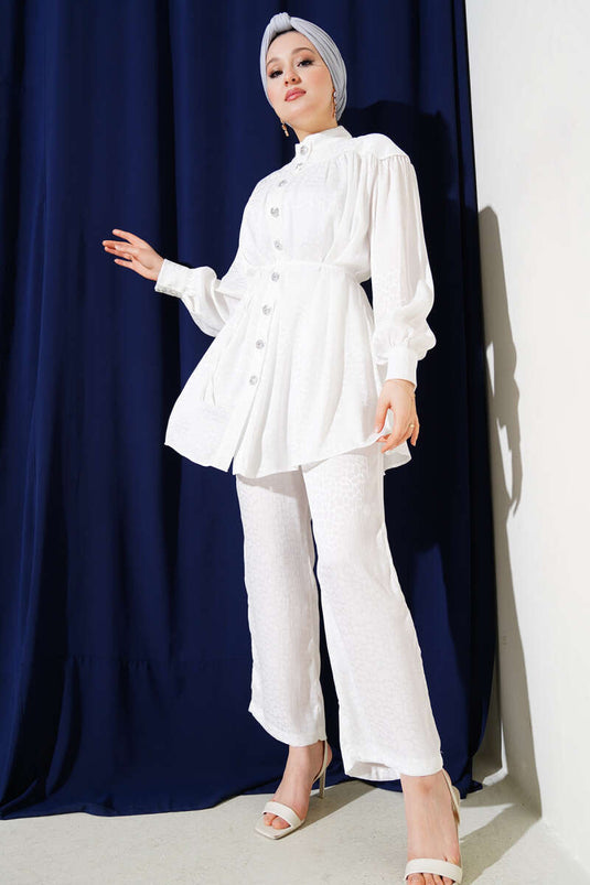 بدلة مكونة من قطعتين من الجاكار بأزرار حجرية، لون بيج فاتح