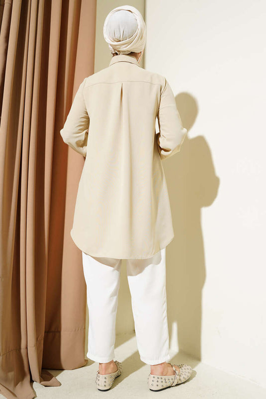 قميص بيج بأزرار حجرية وكشكشة