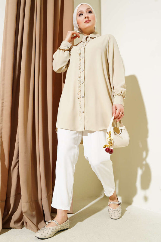قميص بيج بأزرار حجرية وكشكشة