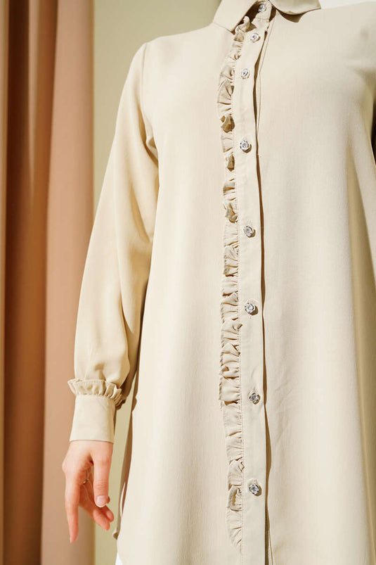 قميص بيج بأزرار حجرية وكشكشة