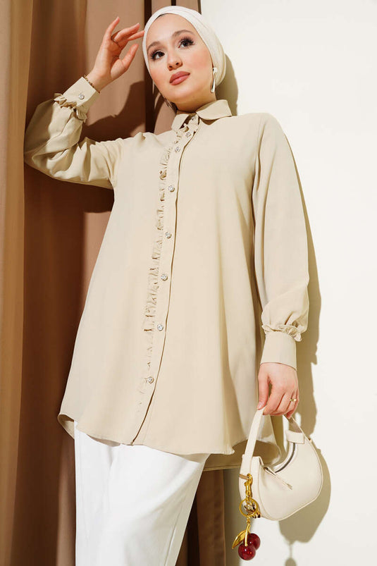 قميص بيج بأزرار حجرية وكشكشة