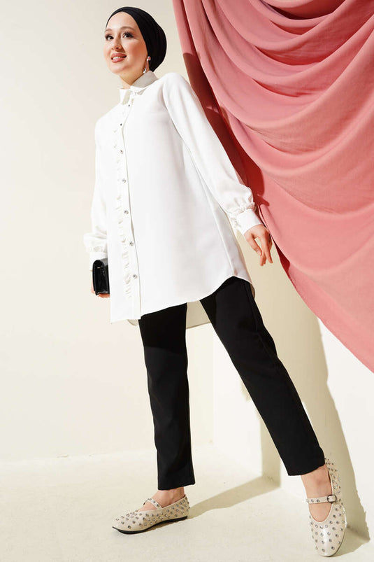 قميص بيج فاتح بأزرار حجرية