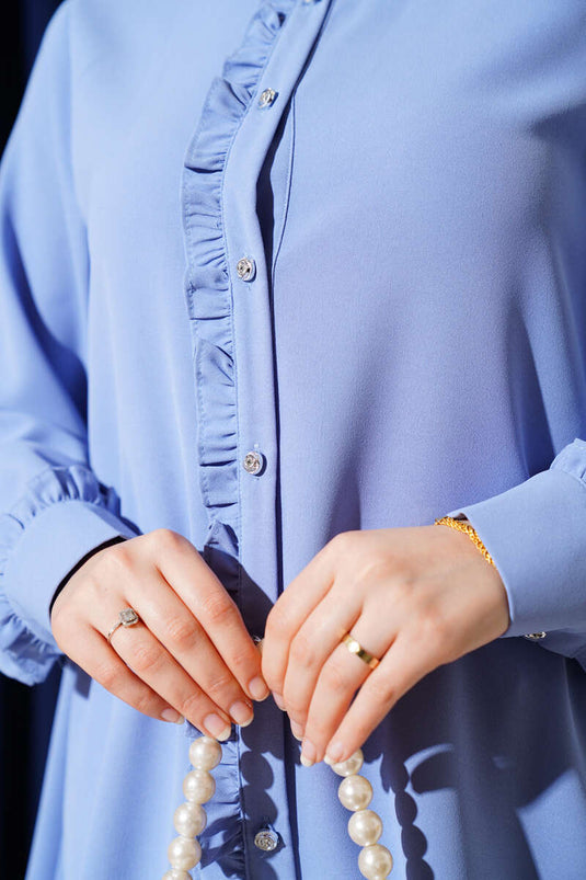 Camisa con volantes y botones de piedra azul