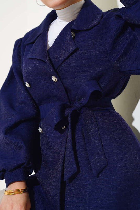 Jacke mit Gürtel und Steinknöpfen in Marineblau