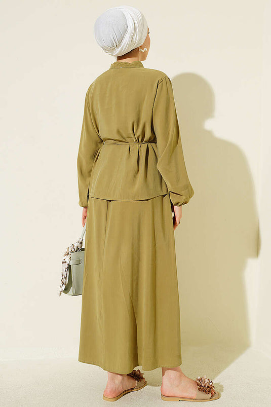 Ensemble Modest Fashion Avec Jupe En Modal Nervurée Et Boutons Ornés De Pierres Vert