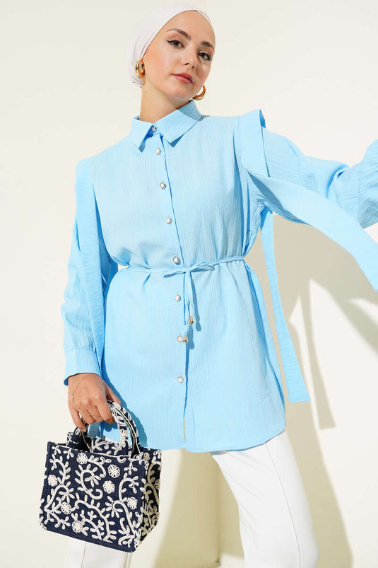 قميص أزرق ثلجي مطوي بأزرار على الكتف، لون ثلجي