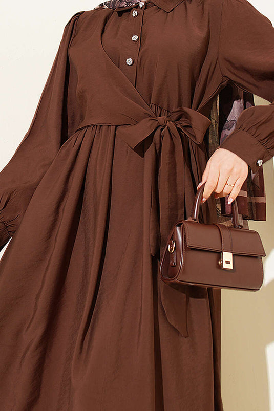 Robe à boutons en pierre avec lien latéral marron