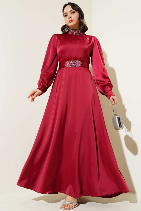 Robe de soirée en satin brodée de pierres bordeaux