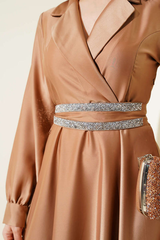 Taş Kuşaklı Kruvaze Yaka Saten Elbise Latte
