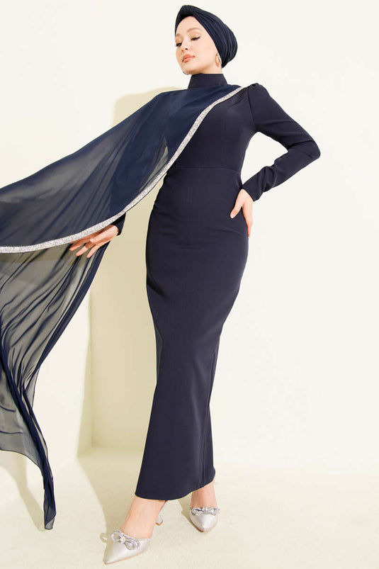 Robe de soirée bleu marine avec garniture en pierre et cape en tulle