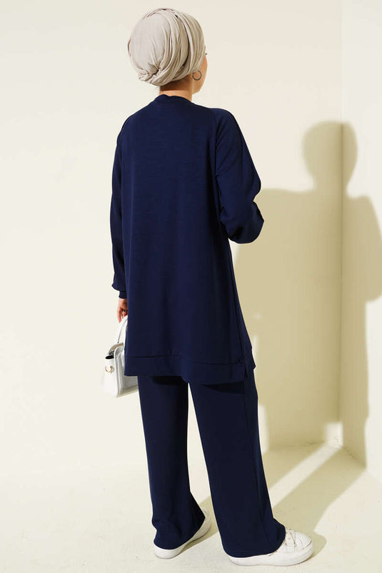 بدلة لويشا من قطعتين مزينة بالأحجار باللون الأزرق الداكن