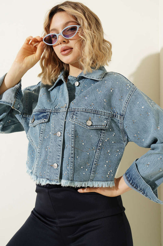 Giacca corta in denim con nappine e decorazioni in pietra