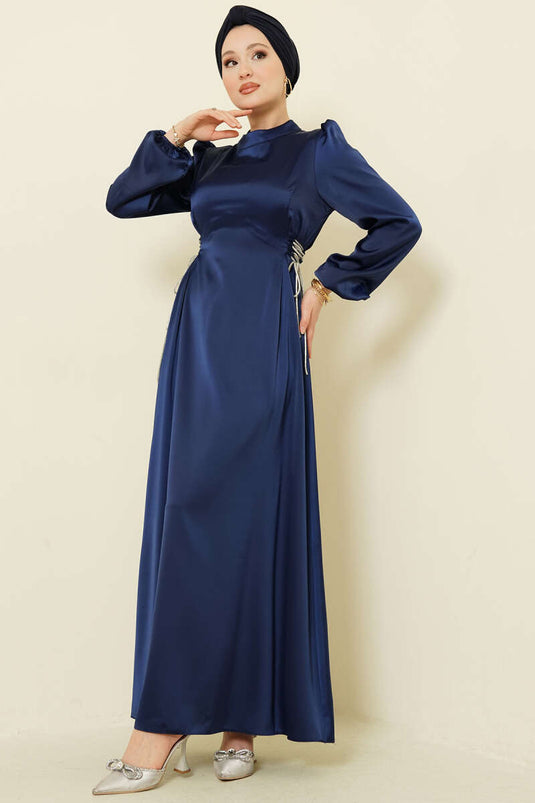 فستان سهرة ساتان مزين بالأحجار ومرتبط بالخصر باللون الأزرق الداكن