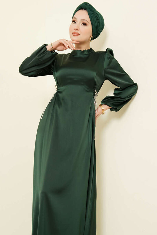 فستان سهرة ساتان مزين بالأحجار ومرتبط بحزام زمردي