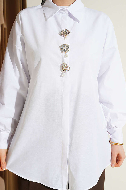 Camicia bianca con bottoni nascosti e spilla con pietre